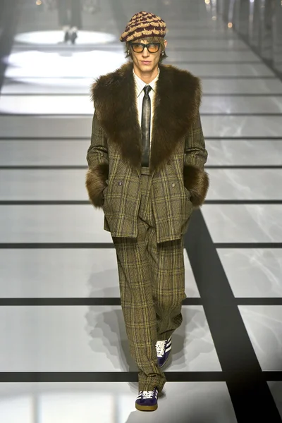 Look 32